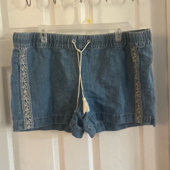 Women’s Loft pull on denim shorts - Picture 2 of 5